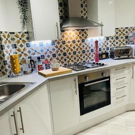 Bagshot Pennyhill Camberley Ascot Luxury 2 Beds 1 Bath Sleeps 4 Pets Ok Permit Parking 아파트 외부 사진