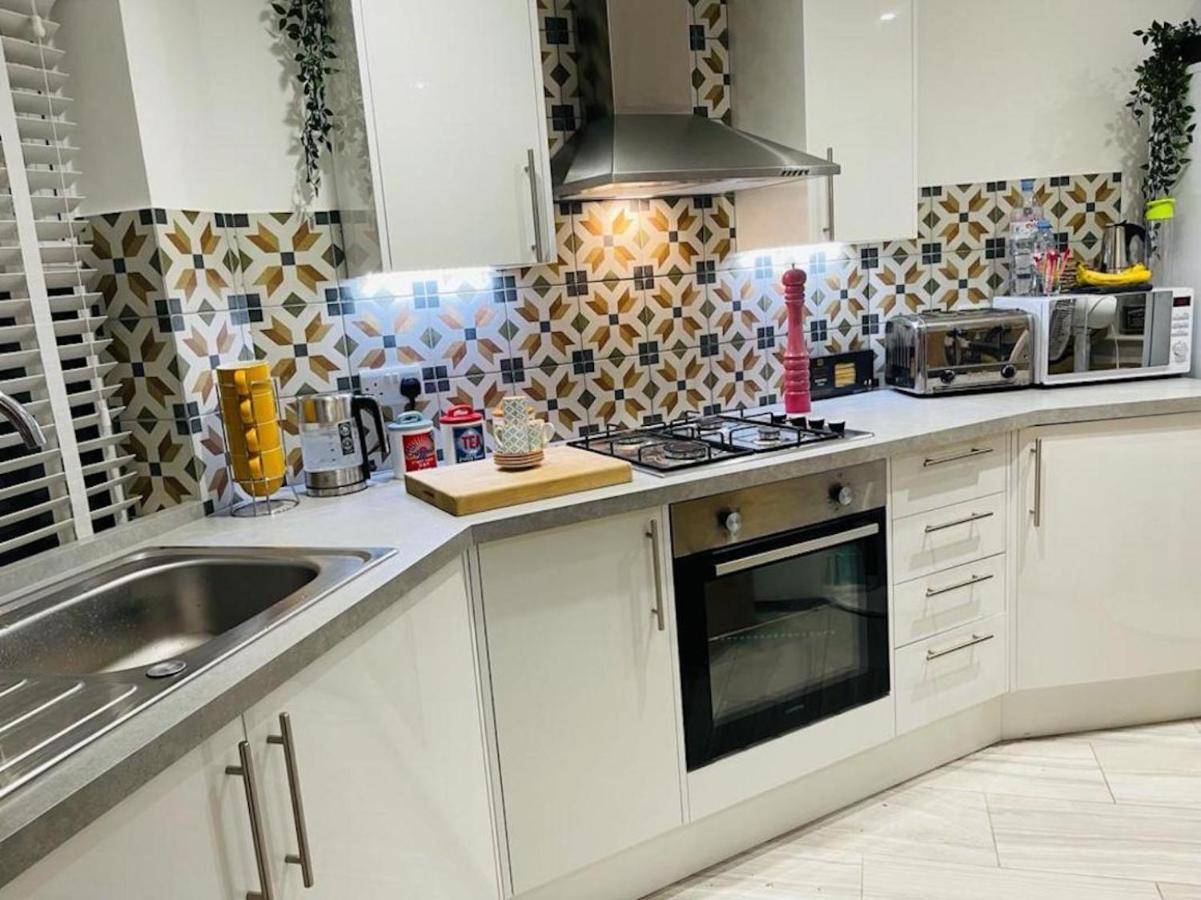 Bagshot Pennyhill Camberley Ascot Luxury 2 Beds 1 Bath Sleeps 4 Pets Ok Permit Parking 아파트 외부 사진