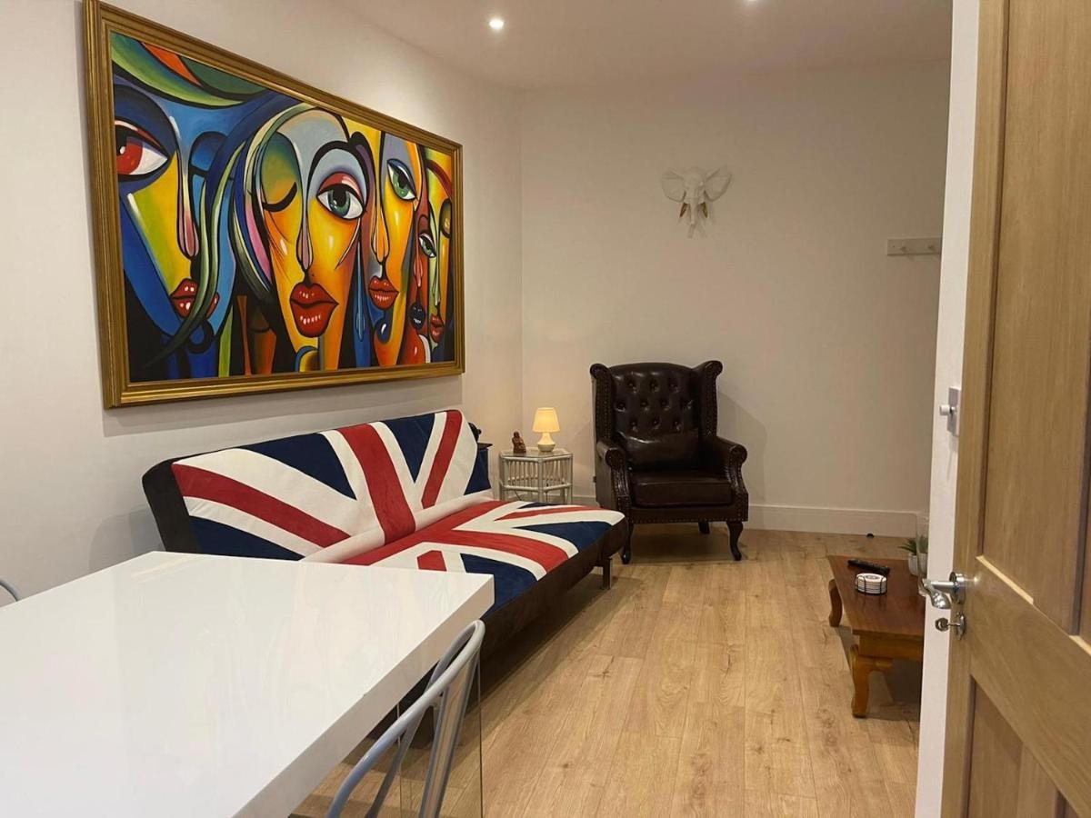 Bagshot Pennyhill Camberley Ascot Luxury 2 Beds 1 Bath Sleeps 4 Pets Ok Permit Parking 아파트 외부 사진