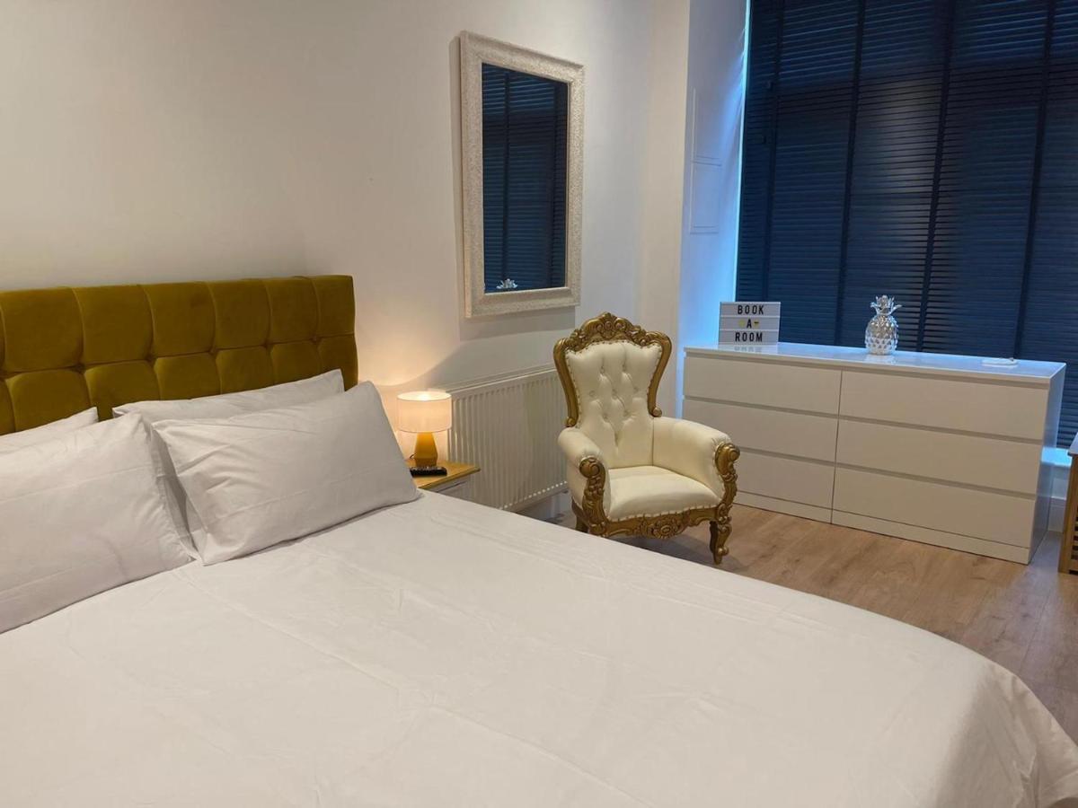Bagshot Pennyhill Camberley Ascot Luxury 2 Beds 1 Bath Sleeps 4 Pets Ok Permit Parking 아파트 외부 사진
