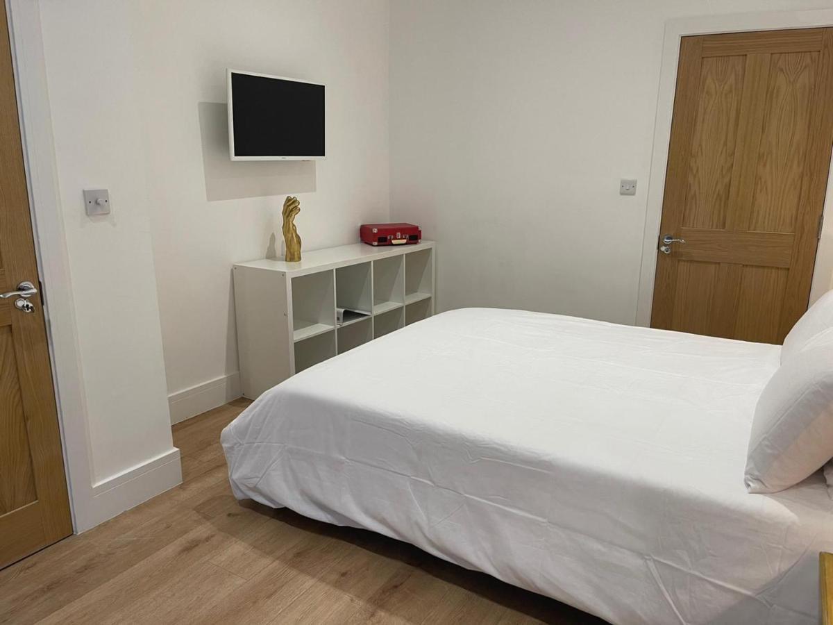 Bagshot Pennyhill Camberley Ascot Luxury 2 Beds 1 Bath Sleeps 4 Pets Ok Permit Parking 아파트 외부 사진