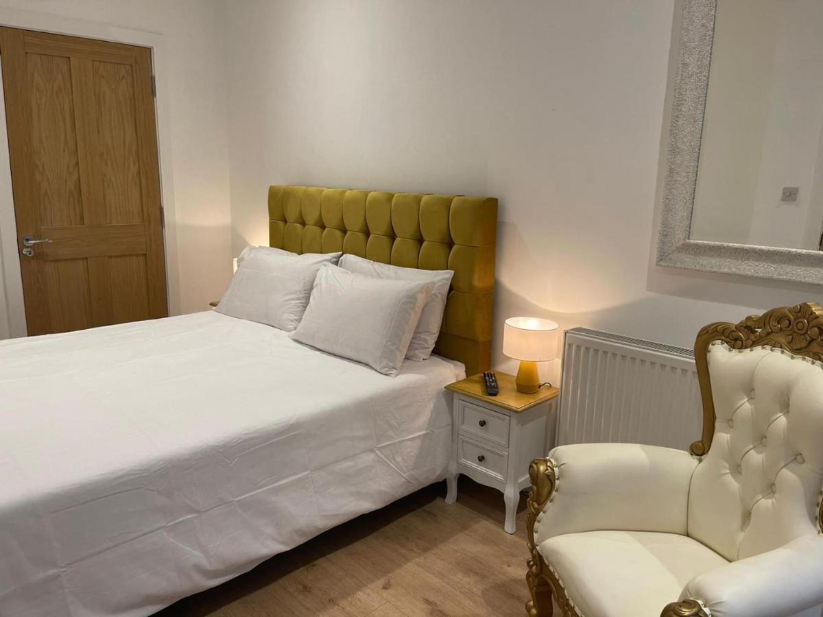 Bagshot Pennyhill Camberley Ascot Luxury 2 Beds 1 Bath Sleeps 4 Pets Ok Permit Parking 아파트 외부 사진