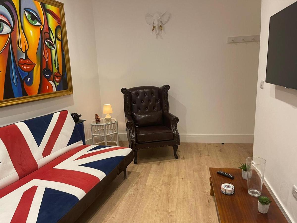 Bagshot Pennyhill Camberley Ascot Luxury 2 Beds 1 Bath Sleeps 4 Pets Ok Permit Parking 아파트 외부 사진