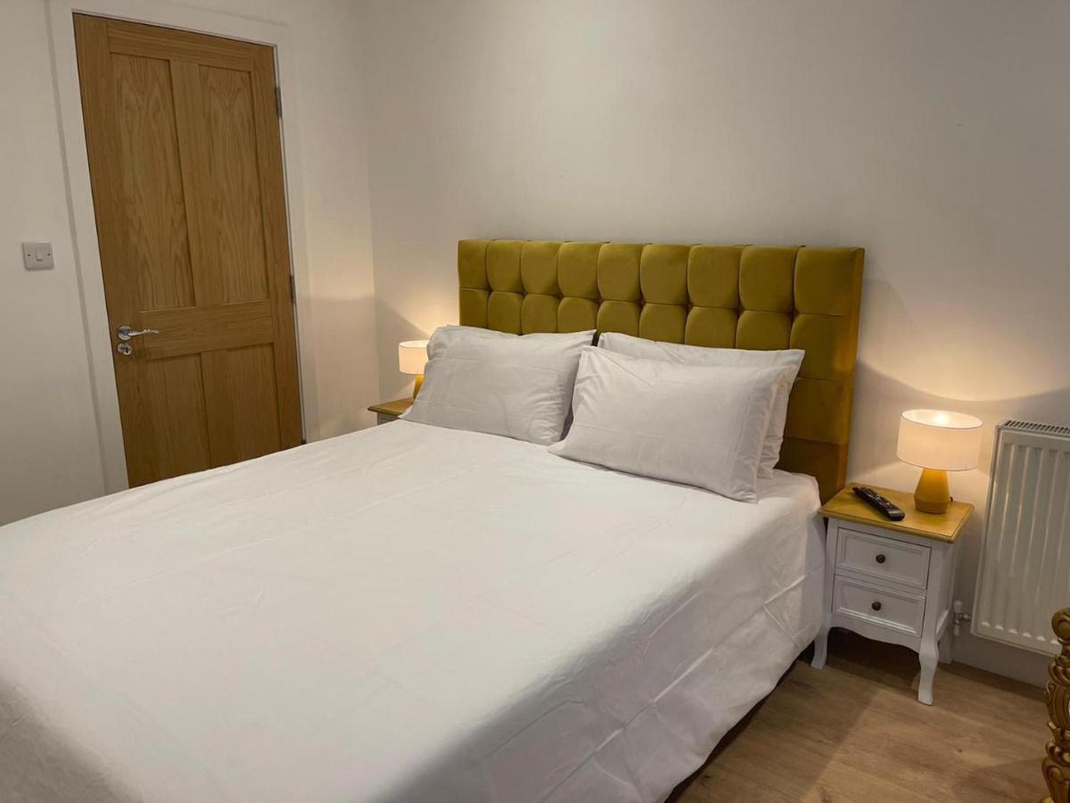 Bagshot Pennyhill Camberley Ascot Luxury 2 Beds 1 Bath Sleeps 4 Pets Ok Permit Parking 아파트 외부 사진