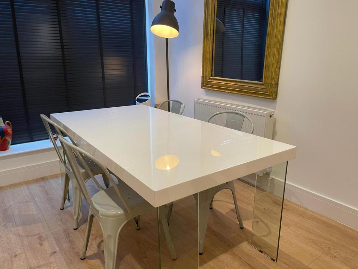 Bagshot Pennyhill Camberley Ascot Luxury 2 Beds 1 Bath Sleeps 4 Pets Ok Permit Parking 아파트 외부 사진