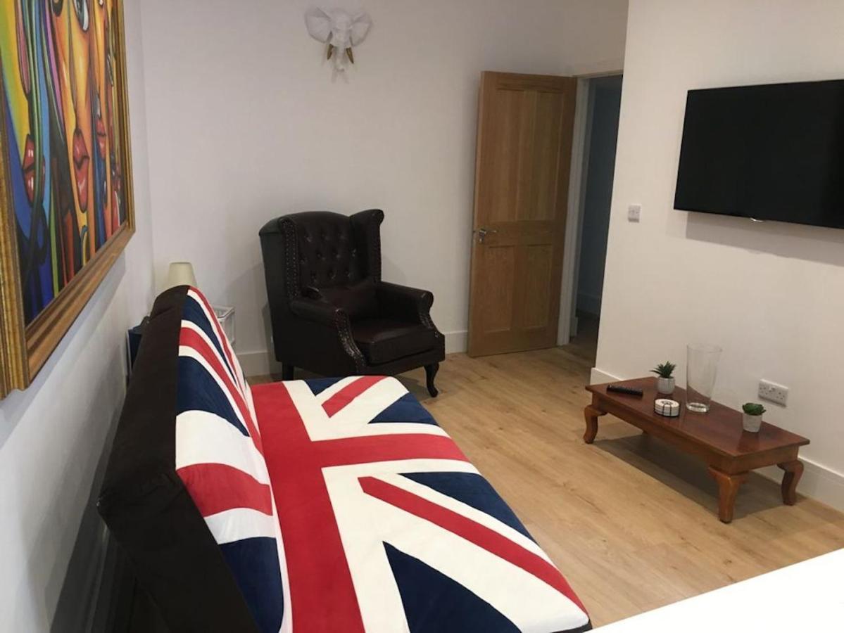 Bagshot Pennyhill Camberley Ascot Luxury 2 Beds 1 Bath Sleeps 4 Pets Ok Permit Parking 아파트 외부 사진