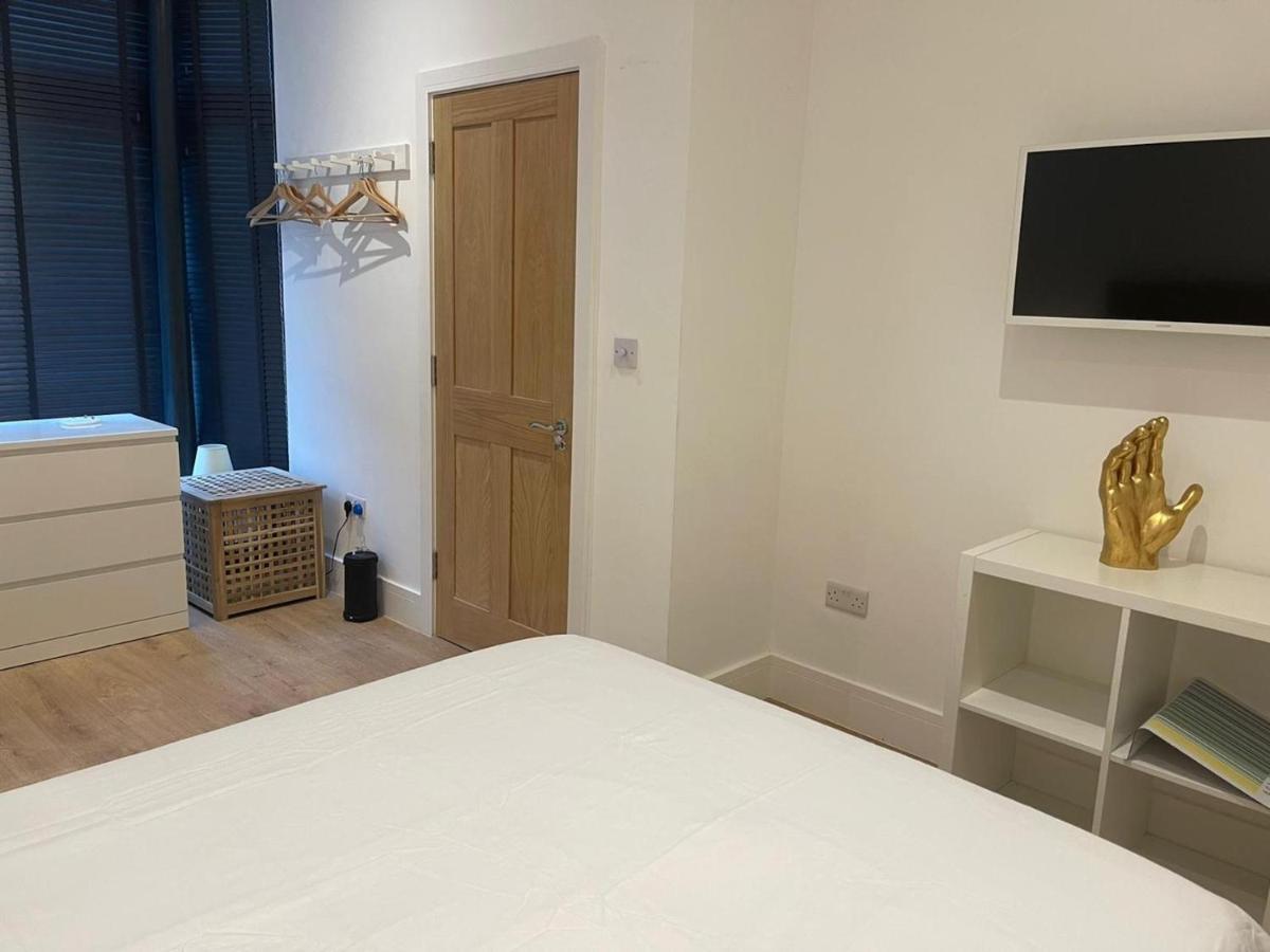 Bagshot Pennyhill Camberley Ascot Luxury 2 Beds 1 Bath Sleeps 4 Pets Ok Permit Parking 아파트 외부 사진